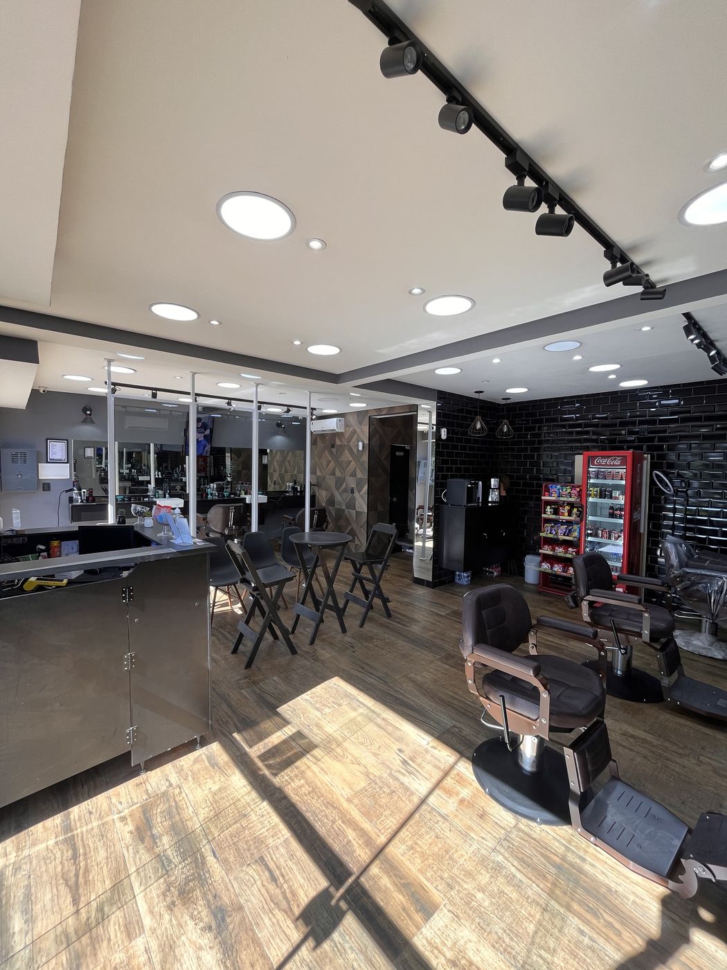 Bar e parede de tijolinho da barbearia